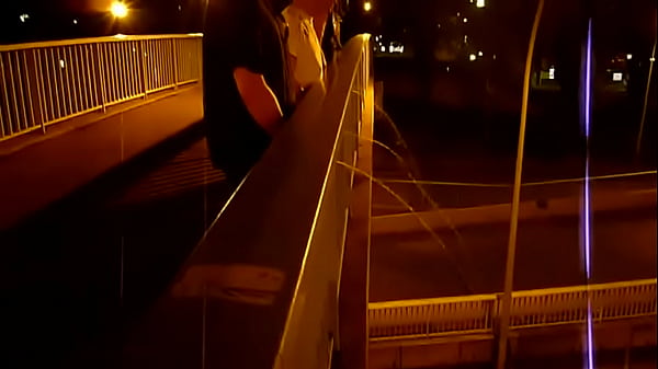 Play MP4 - pissing boys in public