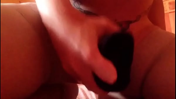 Pute a black troyenne joue avec un enorme gode 