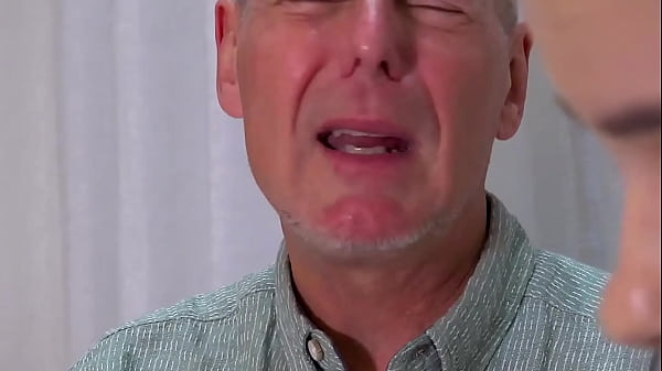 Stuffing her young college pussy with an old dick 