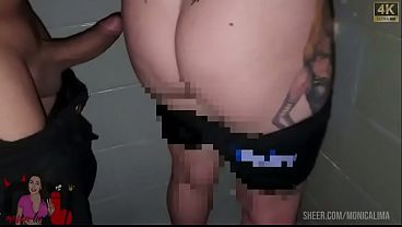 Parei para abastecer porem acabei encontrando um safado que me convenceu e me levou ao banheiro do posto mesmo 