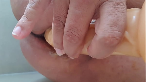 me ensarto bien rico con un dildo enorme y me sale mucho lubricante natural 