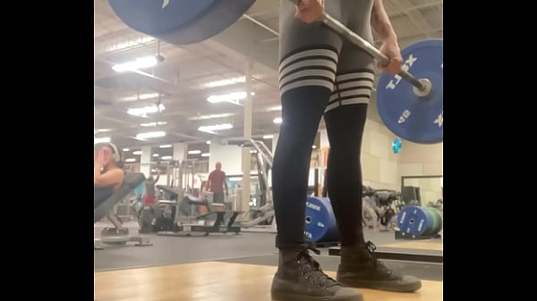 Muscle mommy working out her back