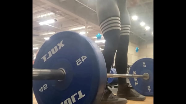 Nonton Muscle Mommy Working Out Her Back thumbnail