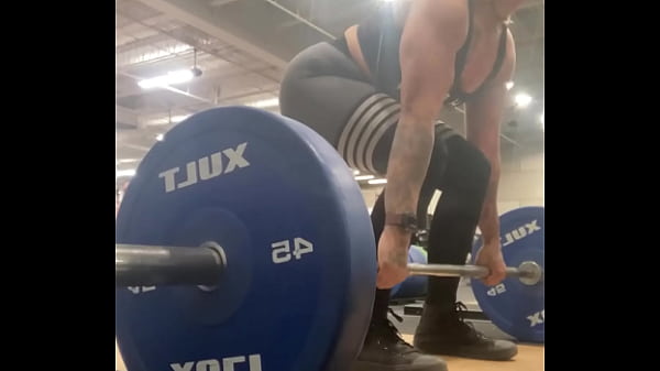 Muscle mommy working out her back 