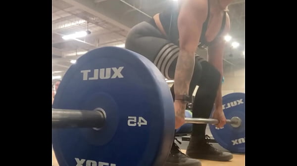 Muscle mommy working out her back