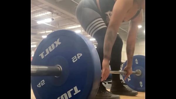 Muscle mommy working out her back