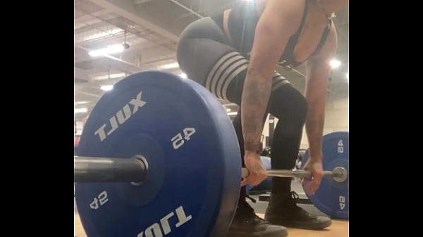 Muscle mommy working out her back