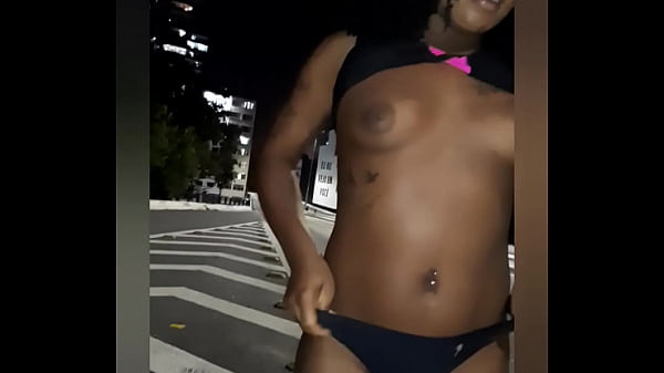 Play MP4 - Gostosa tirando a roupa no meio da rua