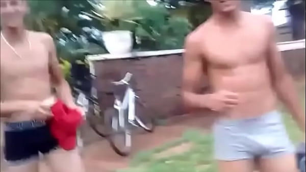 Play MP4 - boys correndo