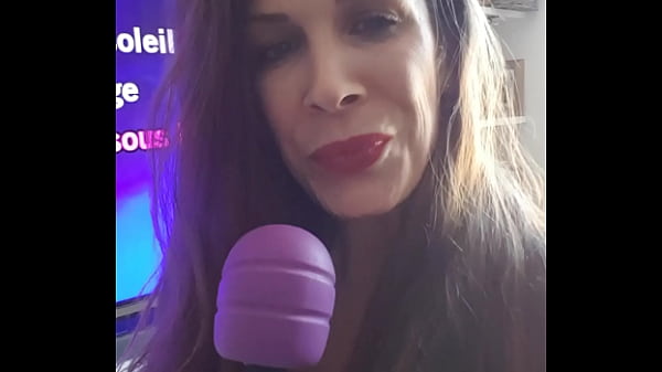 Episode 2/6 "Karaok&eacute; jouissif avec mon micro" de la mini saison MILF SALOPE ... 