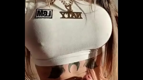 Luisa acabou de acordar e j&aacute_ t&aacute_ mando v&ecirc_ na punheta