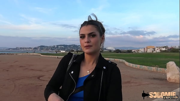 Play MP4 - Claudia&comma; brunette coquine&comma; va r&eacute;aliser son fantasme