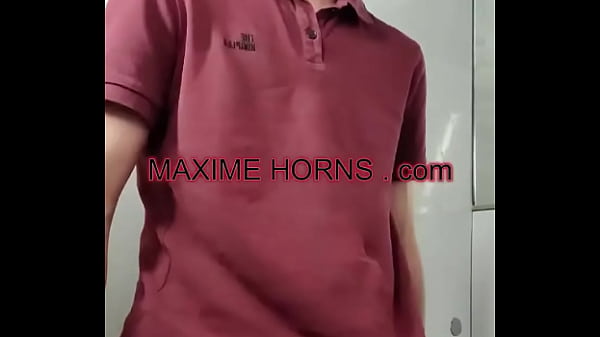 comment cacher cette grosse bite...je sais pas si le t-shirt c'est une bonne id&eacute;e ?how to hide this big dick...i don' ... 