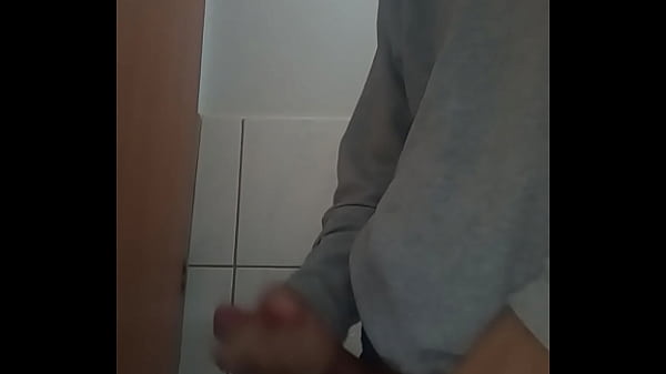 Novinho dando uma gozada no banheiro 