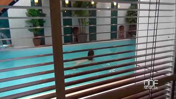 Lascivious looks a cock sucking hottie at the swimming pool 