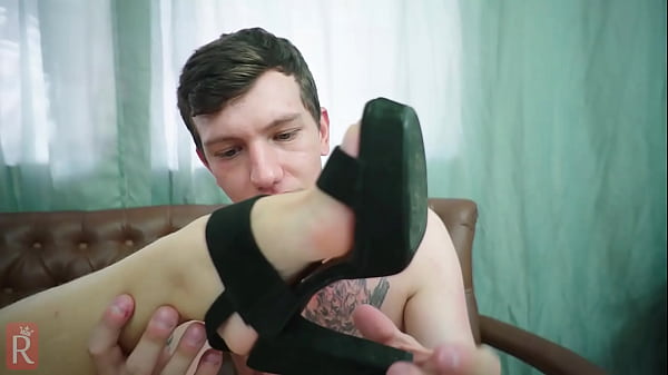 Novinho Apaixonado No Meu P&eacute; Ganhou Um Footjob - Young Man In Love With My Foot Got A Footjob thumbnail