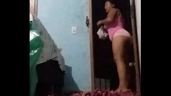 Exibindo me para o entregador enquanto o corninho espera 