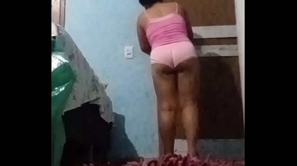 Exibindo me para o entregador enquanto o corninho espera 