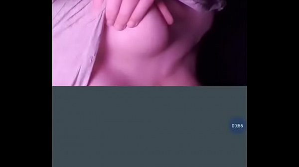 Chica se toca sus pechos