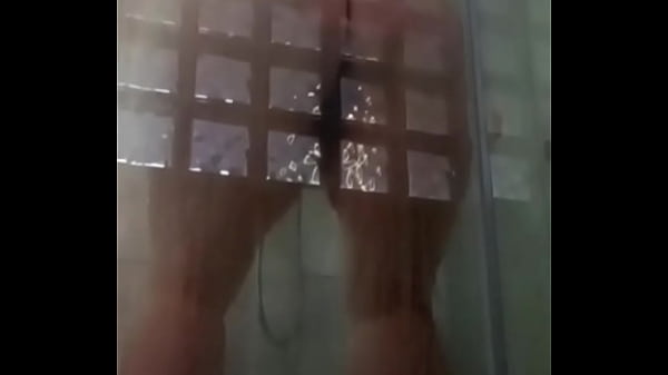 Пышная модель Василиса Сваг в душе