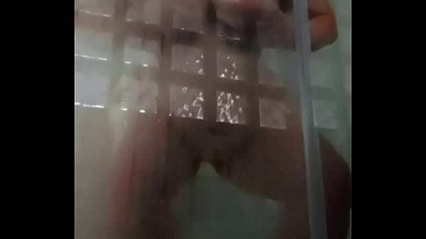 Пышная модель Василиса Сваг в душе