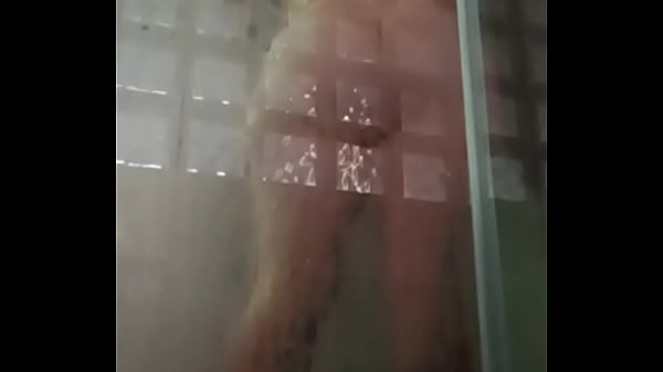 Пышная модель Василиса Сваг в душе 