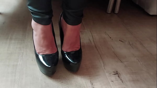 Nonton Spit And High Heels Shoes thumbnail