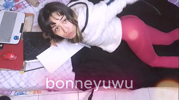 Bonneyuwu 1244 En la cama mostrandola colamientras estudio