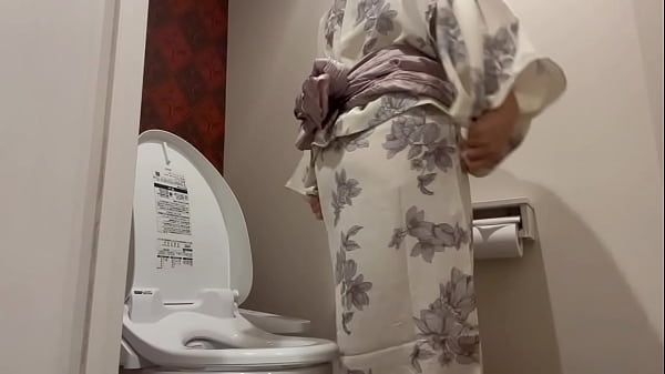 Nonton 浴衣で花火大会行って汗沢山かいちゃった...臭いままオナニーしてたらチーズみたいな臭いがトイレに充満してしまいました... thumbnail