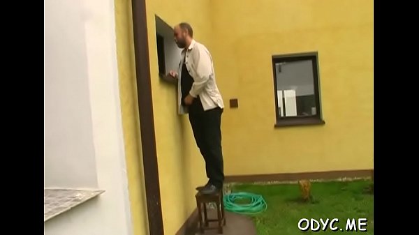 Chick gets down_on all fours