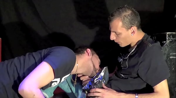 Plan Skets En Mec De Cit" En Jogging Et Sniffage De Pieds thumbnail