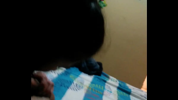 Linda preciosa ni&ntilde;a mamando 