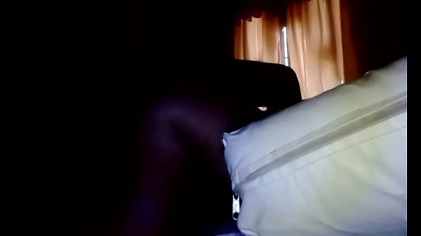 Le abro las nalgas a mi amante 