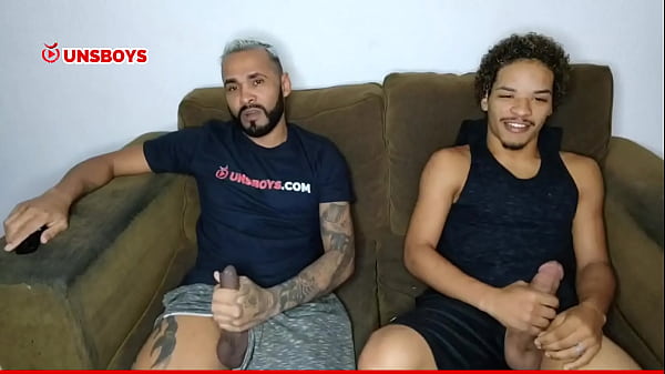 Play MP4 - Machos casados dotados batendo punheta e gozando gostoso