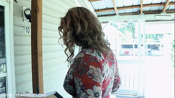 Play MP4 - Blinds Saleswoman