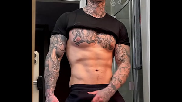 Jakipz Playing With His Huge Cock And Showing Off His Muscles Before Cumming 