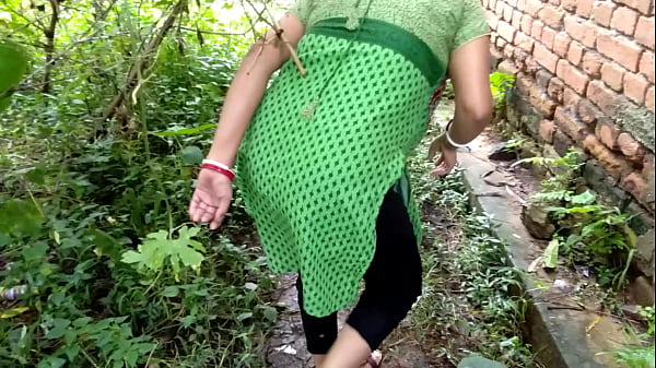 Play MP4 - Aunty peeing outside house was quickly fucked in an open place