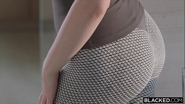 Lexi has been called in to a shoot a session a fitness influencer if therapist brings the heats she might become a therapist to the stars or at least get a chance to squat on that cock