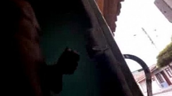 Exibicionista bate uma gostosa de porta aberta 