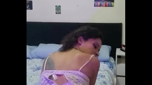 Latina gostosa fica molhada e se masturba na cama do amigo