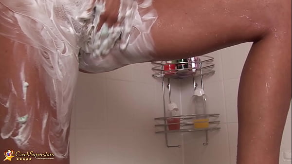 Sexy Big Natural Milf Takes A Hot Shower And Shavinger Her Soapy Pussy thumbnail