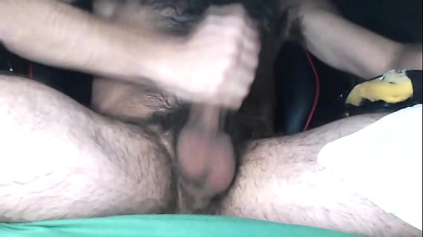 Masturbandome y sacando mucha leche de mis huevos peludos 