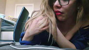 Vagabunda Se Esfrega No Sof&aacute; thumbnail