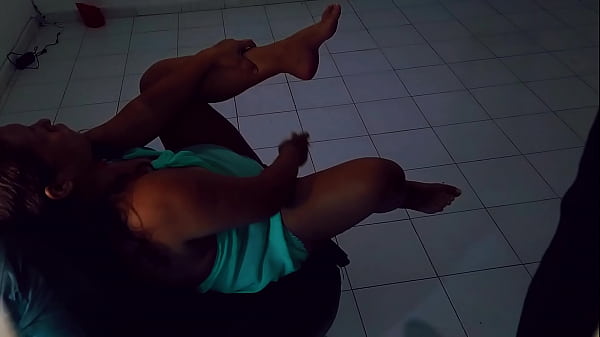 &iexcl;&iexcl;guau!! Vecina Madura Pillada Masturb&aacute;ndose Con La Ventana Abierta, La Muy Zorra Se Masturba Viendo Porno En Su Celular Y Acaba A Chorros. Uff Quisiera Beber Su Squirt. Se Ve Que Esta Falta De Polla thumbnail