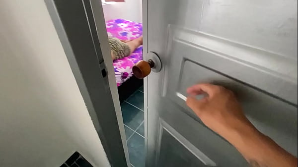 ME DEJAN CUIDANDO A MI HIJASTRA FLACA DE 18 A&Ntilde;OS Y TERMINO CON MI VERGA METIDA EN SU CO&Ntilde;O MIENTRAS ACARICIO SUS PEQUE&Ntilde;AS TETAS HASTA CORRERME 