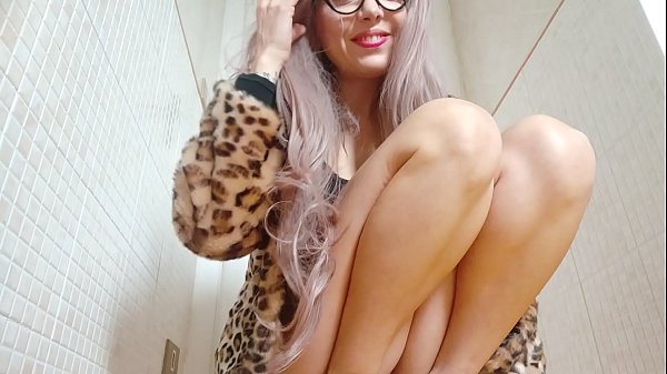 This sexy giantess usehis mini man like a filter for her bad smellin ass