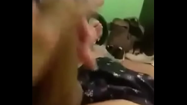 Meu amigo hetero novinho, gozando e filmando 