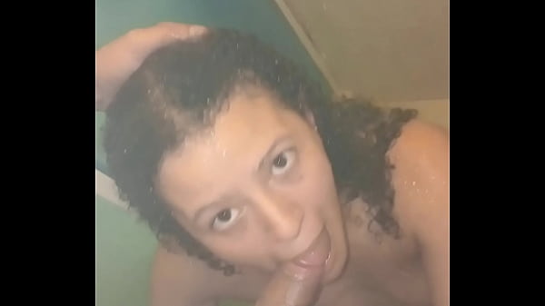 Antes de_irme a trabajar_me voy abañar_me alcanza y me_da una mamada