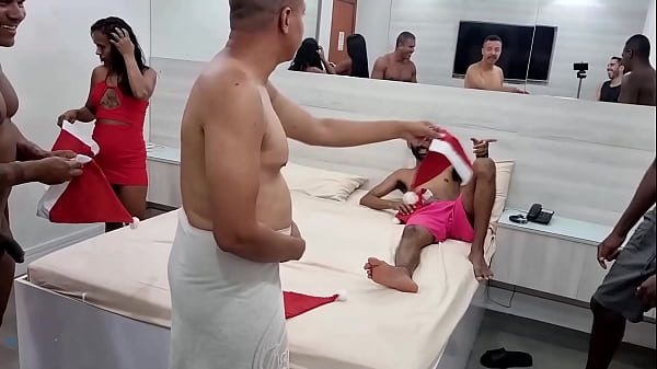 Bastidores Da Suruba De Natal India Juju E Malevola Black Muito Sexo Anal Na Pele thumbnail