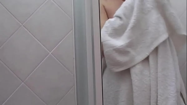 Masturbando una milf insaziabile sotto la doccia il suo amico la film&ograve; mentre accarezzava il suo cazzo